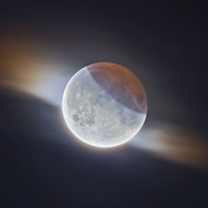 Kategorija 'Naš Mjesec' - Drugo mjesto: HDR Partial Lunar Eclipse With Clouds, autor: Ethan Roberts