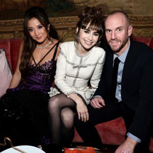 Ashley Park, Lily Collins i Charlie McDowell attend