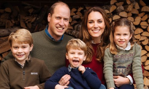 Princ William i princeza Kate sa svoje troje djece, princom Georgeom, princezom Charlotte i princem Louisom u Anmer Hallu u Norfolku pozirali su za božićnu čestitku 2020.