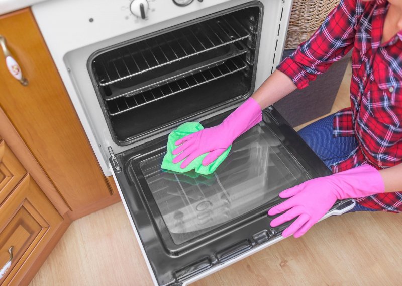 Trik koji mora upaliti: Evo kako očistiti vrata pećnice u svega nekoliko minuta
