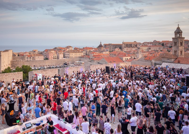 Pogledajte slike sa spektakularnog koncerta slavnog DJ-a Hot Since 82 s pogledom na Dubrovnik