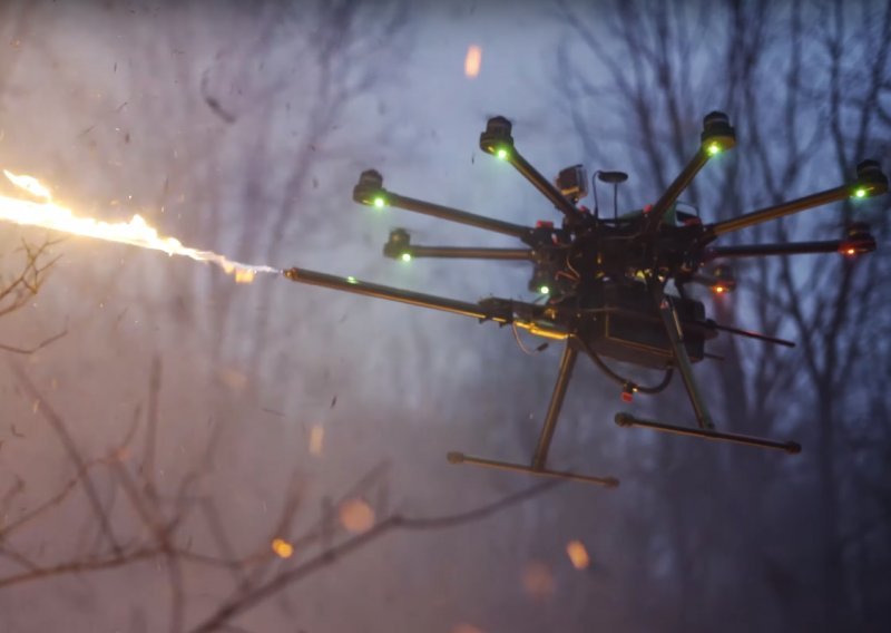 Ovaj dron opremljen je ni manje ni više nego bacačem plamena s dosegom od osam metara
