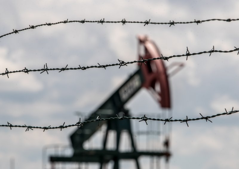 Cijene nafte poskočile iznad 65 dolara, saudijska proizvodnja prepolovljena