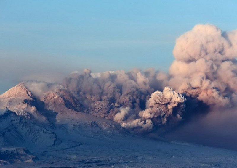 Vulkan Šiveluč na krajnjem istoku Rusije izbacio stup pepela od 10 kilometara