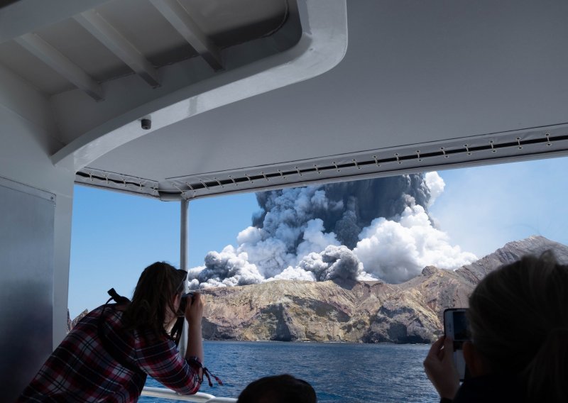 Obustavljena potraga za dvoje nestalih u erupciji vulkana na Novom Zelandu