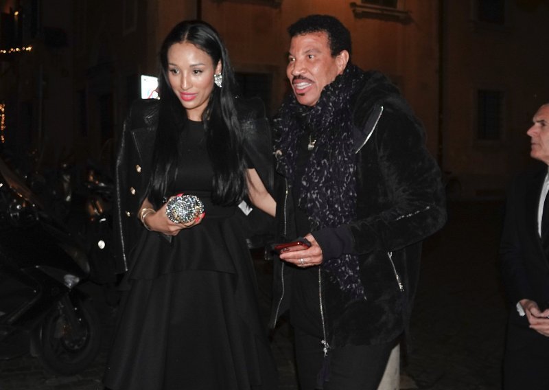 Lionel Richie u jednom od rijetkih izlazaka s 40-godina mlađom djevojkom