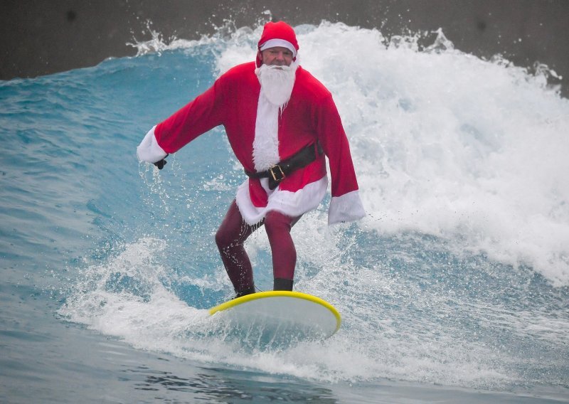 Djed Mraz radi na Sjevernom polu, a surfa u Bristolu