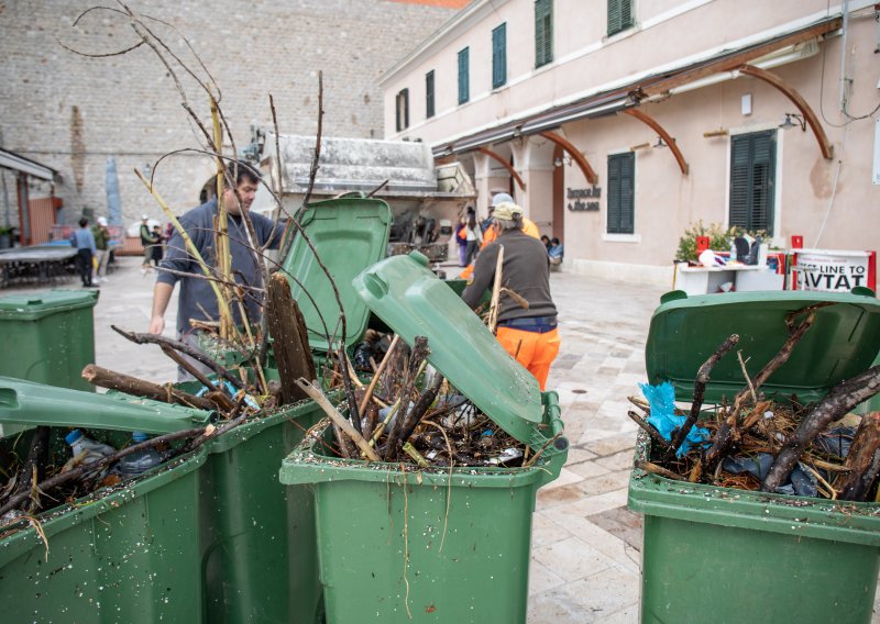 [FOTO/VIDEO] Dubrovnik krenuo s čišćenjem smeća i otpada nakon nevremena