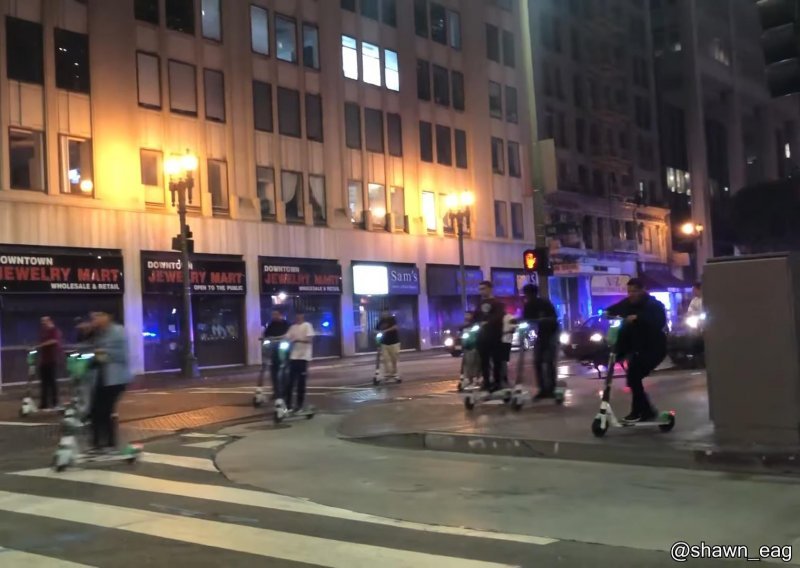Romobilski flash mob uznemirio policiju pa je krenula potjera, pazite kako se sve završilo