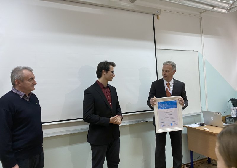 Zagrebački srednjoškolci ušli u top 5 projekata i osvojili po 25 tisuća kuna; nagradio ih HUP