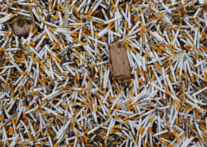 Srednjoškolac za kaznu morao popušiti 42 cigarete
