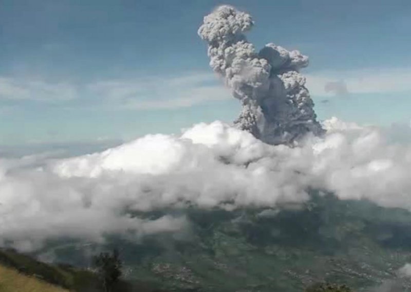 Indonezijski vulkan Merapi nakon erupcija izbacivao stup pepela visok 6 km