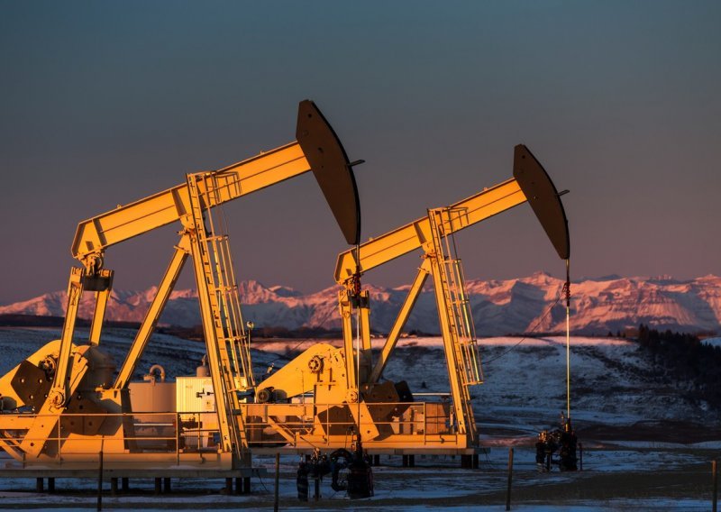 Jači dolar zakočio cijene nafte ispod 57 dolara