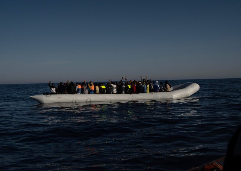 Najmanje 45 migranata utopilo se kod Libije