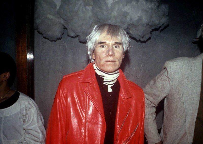 Videoprojekcija uživo s groba Andyja Warhola