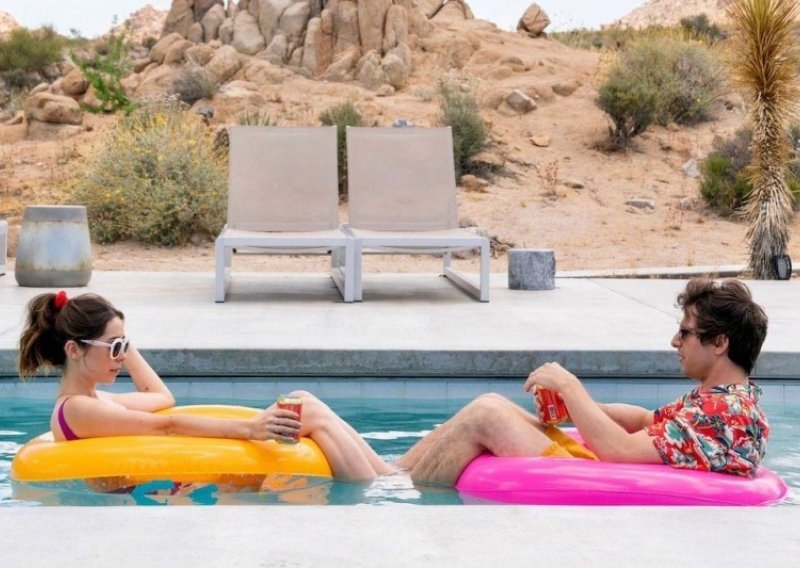 Svježe, nepretenciozno, na momente eksplozivno: 'Palm Springs' romantična je komedija za sve one koji su umorni od života i romantičnih komedija