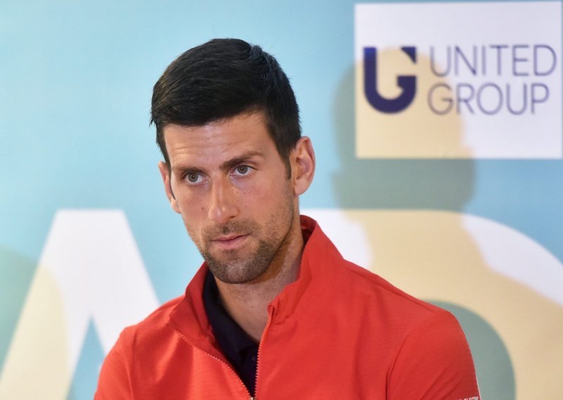 Uvijek je pun iznenađenja: Novak Đoković se poželio nove frizure, pogledajte tko ga je ovaj put ošišao