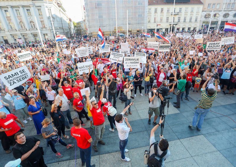 [FOTO/VIDEO] U Zagrebu održan prosvjed protiv mjera za suzbijanje koronavirusa; okupilo se šaroliko društvo