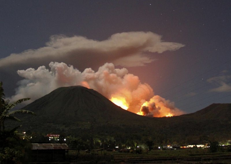 Vulkan izbacuje pepeo na 3,5 kilometra visine!