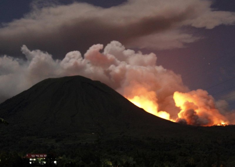 Indonežani bježe pred erupcijom vulkana