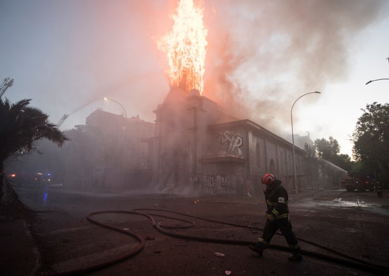 Zapaljene crkve u Santiagu u protuvladinim prosvjedima