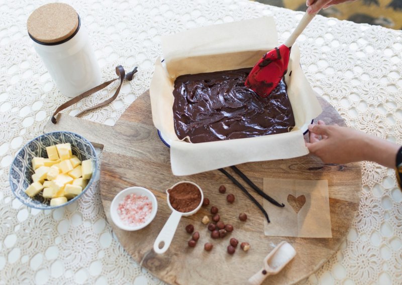 Kolač s čokoladom i keksima koji se ne peče, idealan za dane kad vam se jede slatko, a nemate puno slobodnog vremena