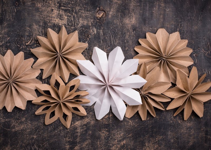 Jednostavne i efektne: Kako napraviti prekrasne zvijezde od papira i papirnatih vrećica
