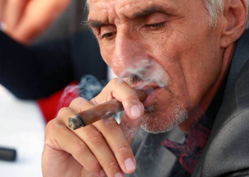 Europljani žive dulje, ali su predebeli i previše puše