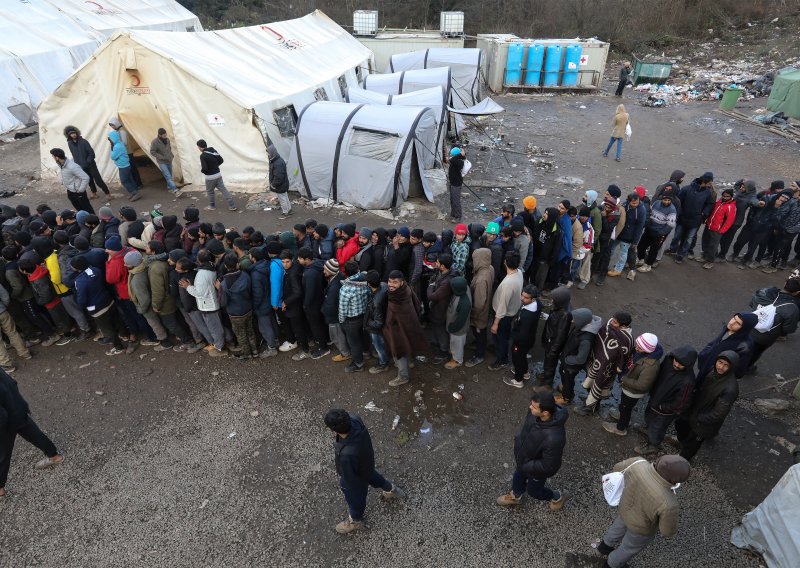 Stotine ilegalnih migranata kod Bihaća štrajkaju glađu i ne žele u šatore