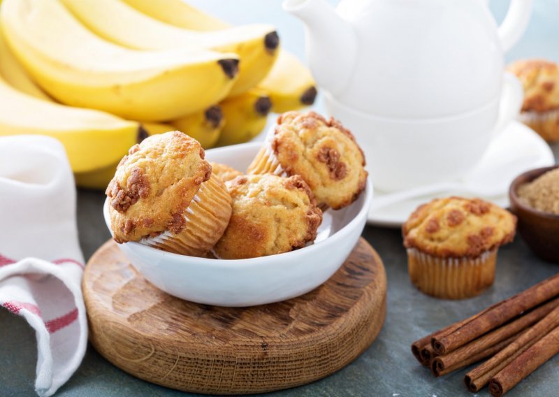 Ne znate što s prezrelim bananama? U samo par minuta pripremite ove slasne muffine s komadićima čokolade