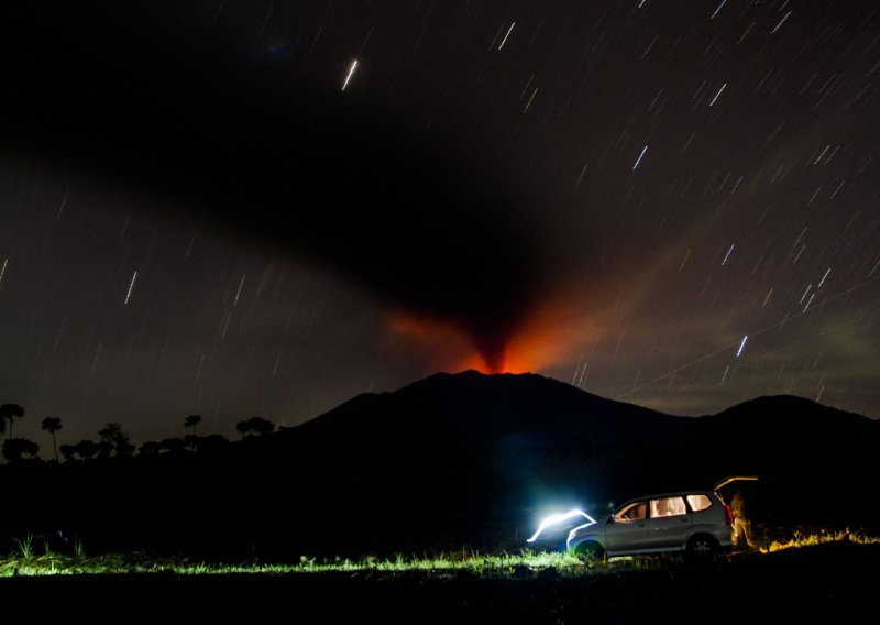 U Indoneziji zbog vulkanske erupcije zatvorena zračna luka; pepeo izbacuje 2000 metara uvis