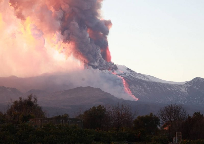 [VIDEO] Spektakularna erupcija Etne: Fontane lave vinule su se na visinu od 1500 metara