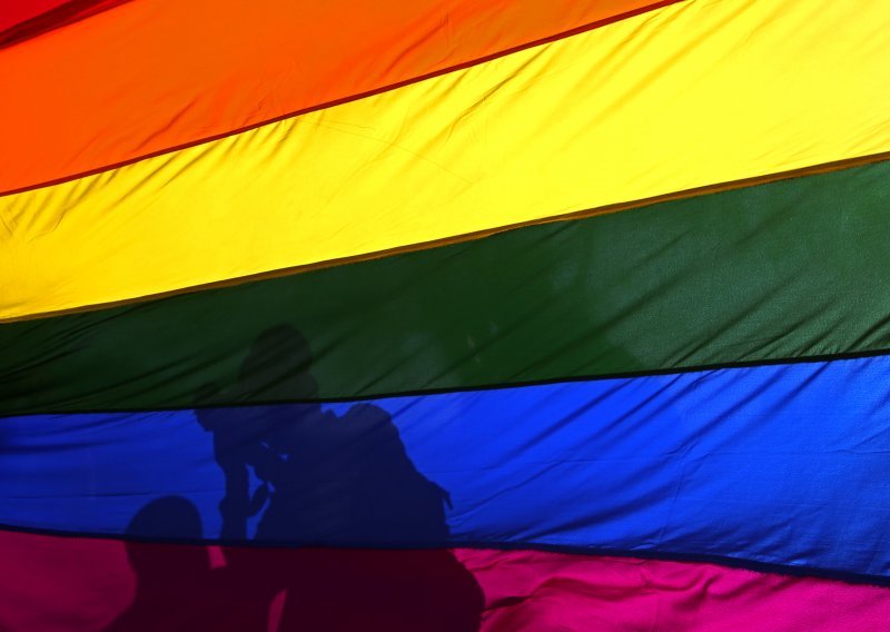 Austrijski katolici duginu zastavu izvjesili u znak solidarnosti s LGBT zajednicom
