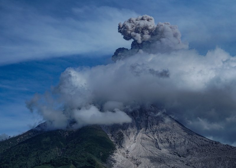 [VIDEO] Eruptirala dva vulkana u Indoneziji
