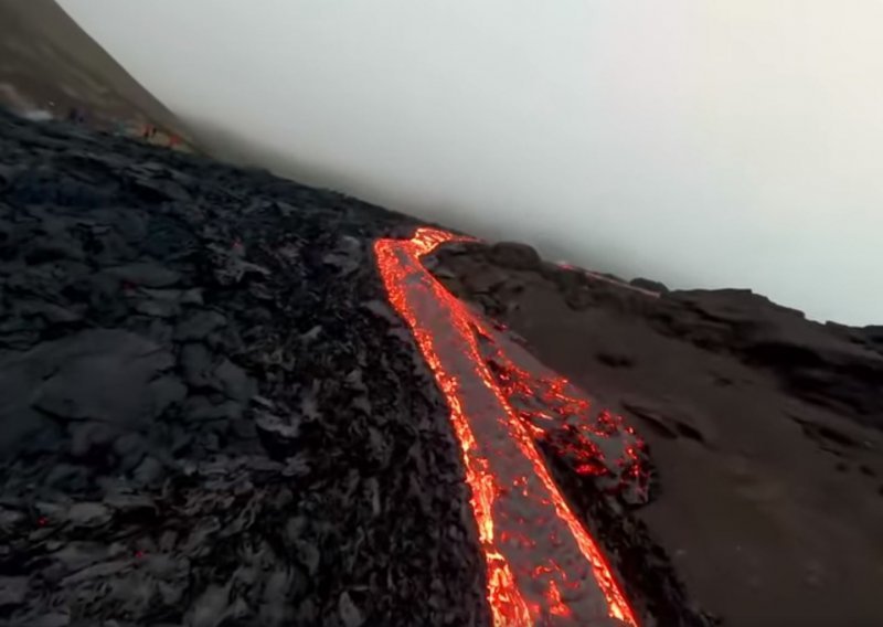 [FOTO/VIDEO] Skoro je uletio u lavu: Pogledajte spektakularni prelet drona iznad aktivnog vulkana na Islandu