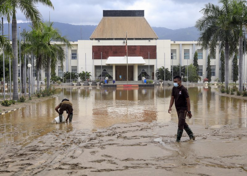 U istočnoj Indoneziji više od 100 poginulih u poplavama i odronima