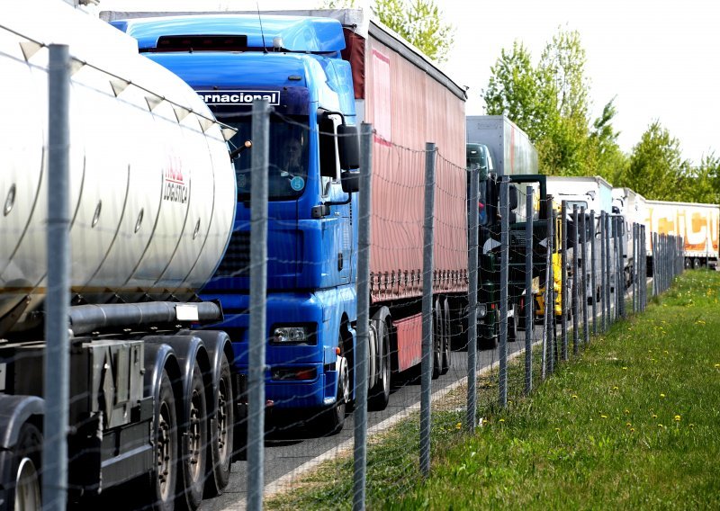 Vozači kamiona iz BiH prijete blokadama puteva i granica zbog odluke hrvatske Vlade