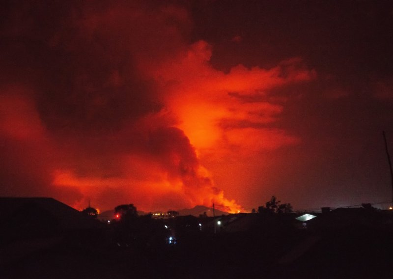 [VIDEO, FOTO] Erumpirao jedan od najaktivnijih vulkana na svijetu: Lava guta kuće, uspaničeni stanovnici obližnjeg grada dali se u bijeg
