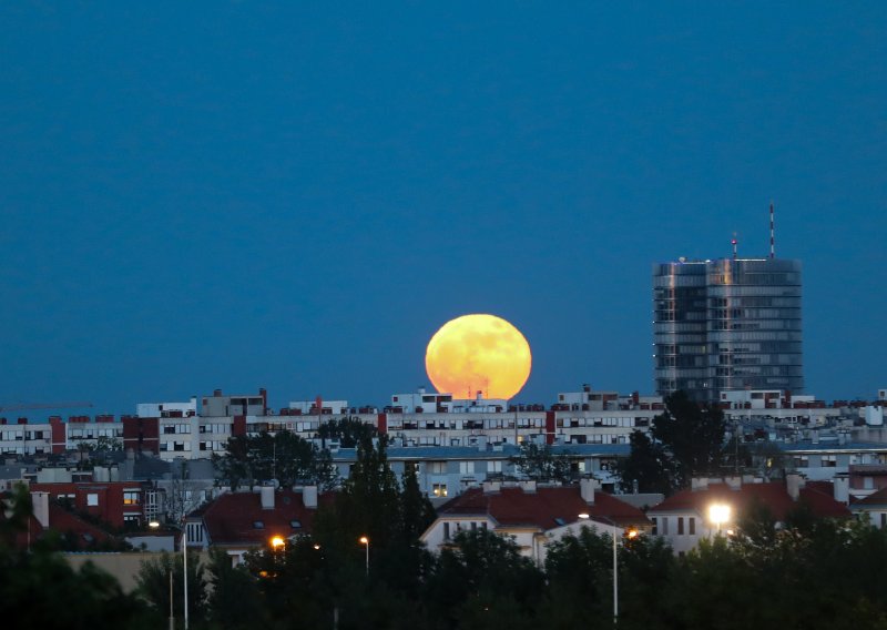 Noćas je na nebu 'krvavi' supermjesec, pogledajte prizore iznad hrvatskih gradova