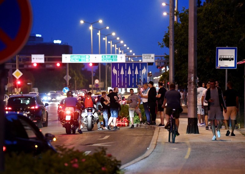 [FOTO] Brojni građani i motociklisti okupili su se na mjestu nesreće u Zagrebu, palili su lampione