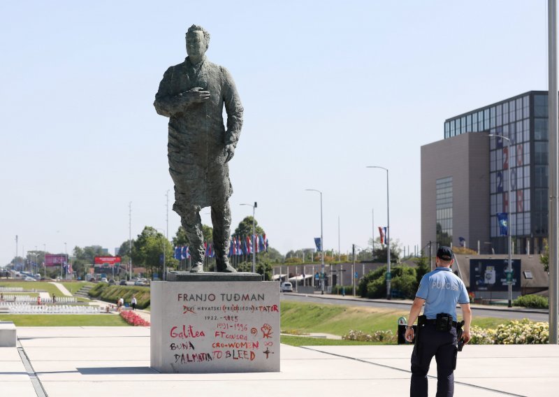 [FOTO/VIDEO] Ponovno išaran Tuđmanov spomenik u Zagrebu