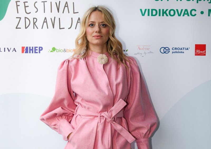 Razigrani look: Jelena Veljača ukrala pozornost u ružičastom kombinezonu