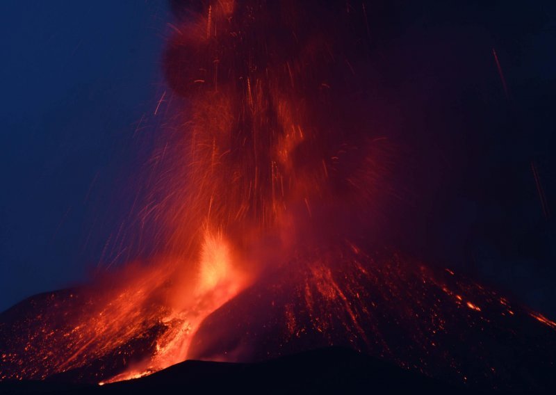 Etna erumpirala na Siciliji, zatvoren aerodrom u Cataniji