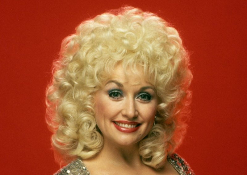 Nakon 40 godina: Neuništiva Dolly Parton se utegnula u korzet i ponovo pokazala kao Playboyeva zečica