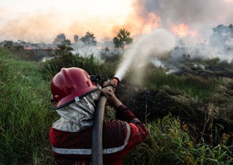 Vulkanska erupcija izazvala šumski požar u Indoneziji, aktivirano gašenje iz zraka