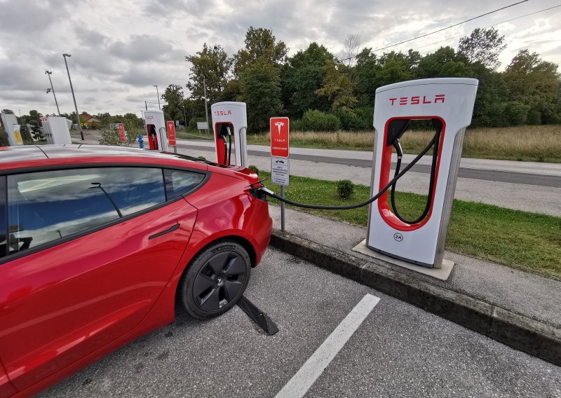Tesla na meti istrage zbog ove vrlo opasne opcije u njihovim automobilima