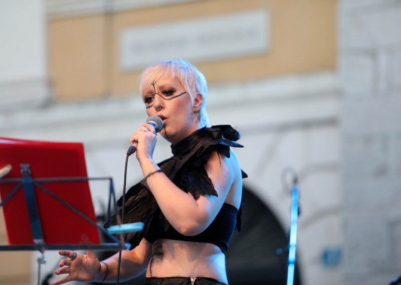 Nina Kraljić u zadnji tren otkazala nastup na festivalu u Krapini jer ne želi pjevati besplatno: 'Ovo je neprofesionalno, znala je kakvi su uvjeti'