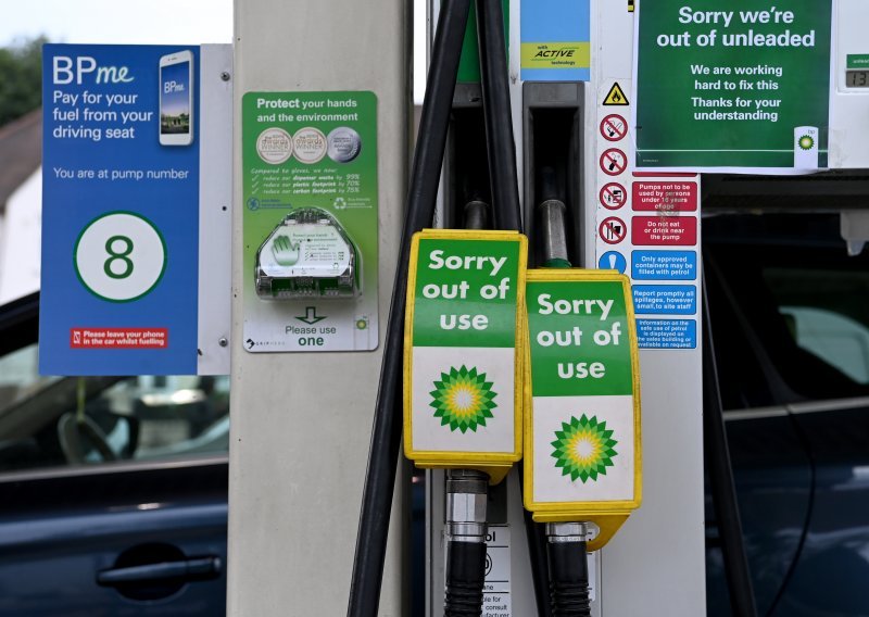 [FOTO] Kaos u opskrbi u Britaniji: Zatvoreno oko 1000 benzinskih postaja, građani pohrlili točiti gorivo, a svemu je kumovao manjak vozača kamiona