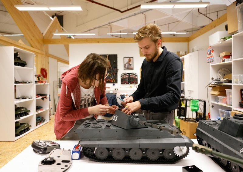 [VIDEO/FOTO] Otvara se prva tenkovska igraonica na svijetu. Za 30-ak kuna moći ćete  zapovijedati njemačkim Tigerom ili američkim Shermanom
