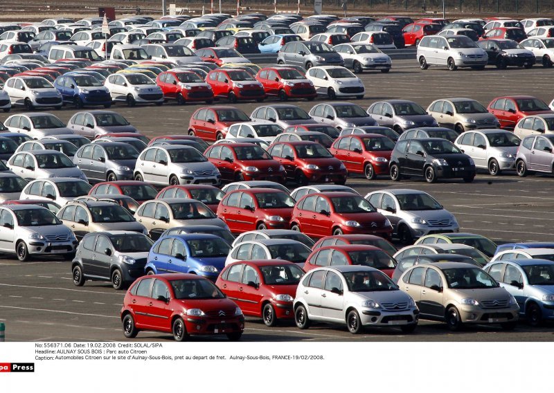 Prodaja novih automobila pala, ali samo u srpnju